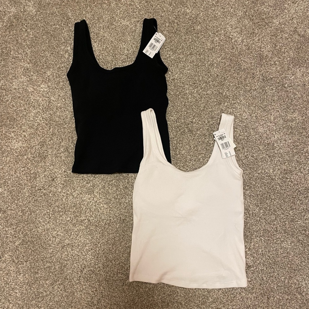 NWT Abercrombie & Fitch Bra Free Scoopneck Tank Tops